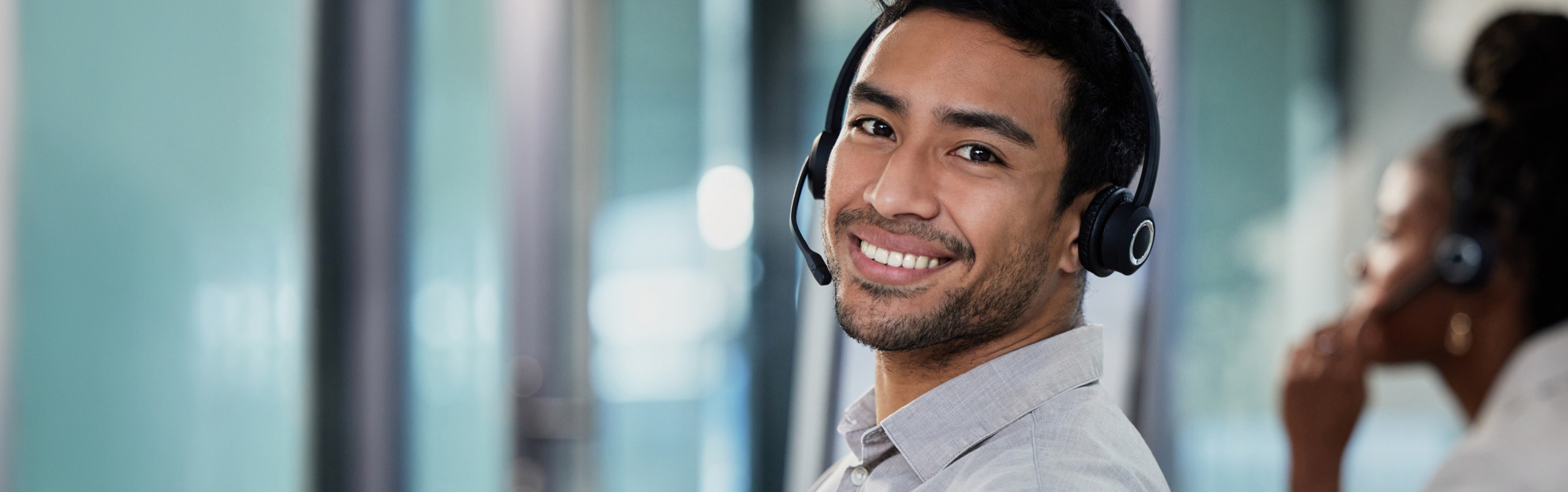 Ein Mann aus dem Callcenter berät telefonisch.