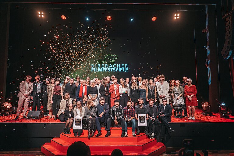 Gruppenbild der Mitwirkenden auf der Bühne der Filmfestspiele Biberach.