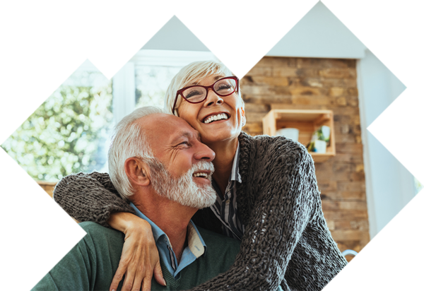 Ein älteres, zufriedenes Paar verbringt glücklich gemeinsame Zeit miteinander