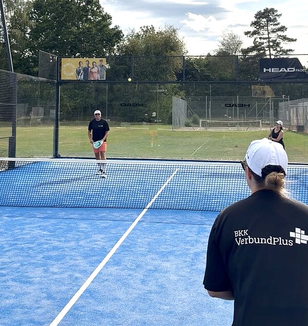 BKK VerbundPlus Mitarbeitende beim Padel Tennis spielen.