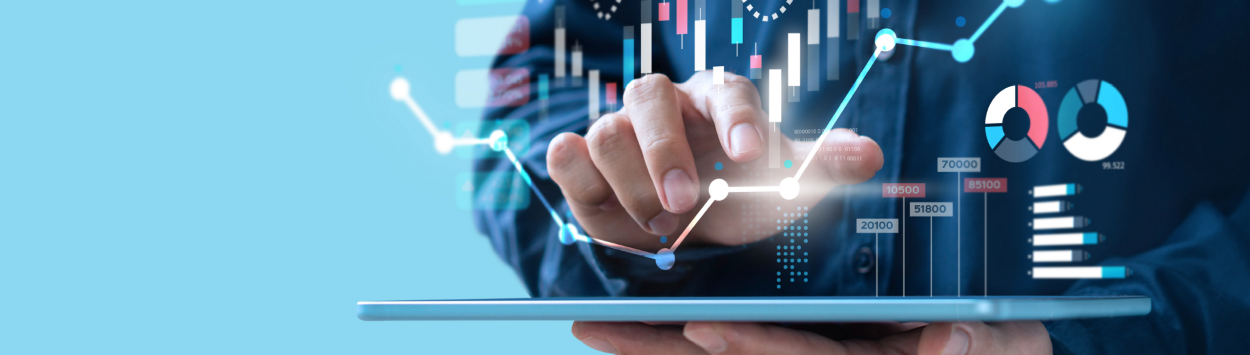 Eine Hand hält ein Tablet. Statistik-Symbole werden darüber dargestellt.