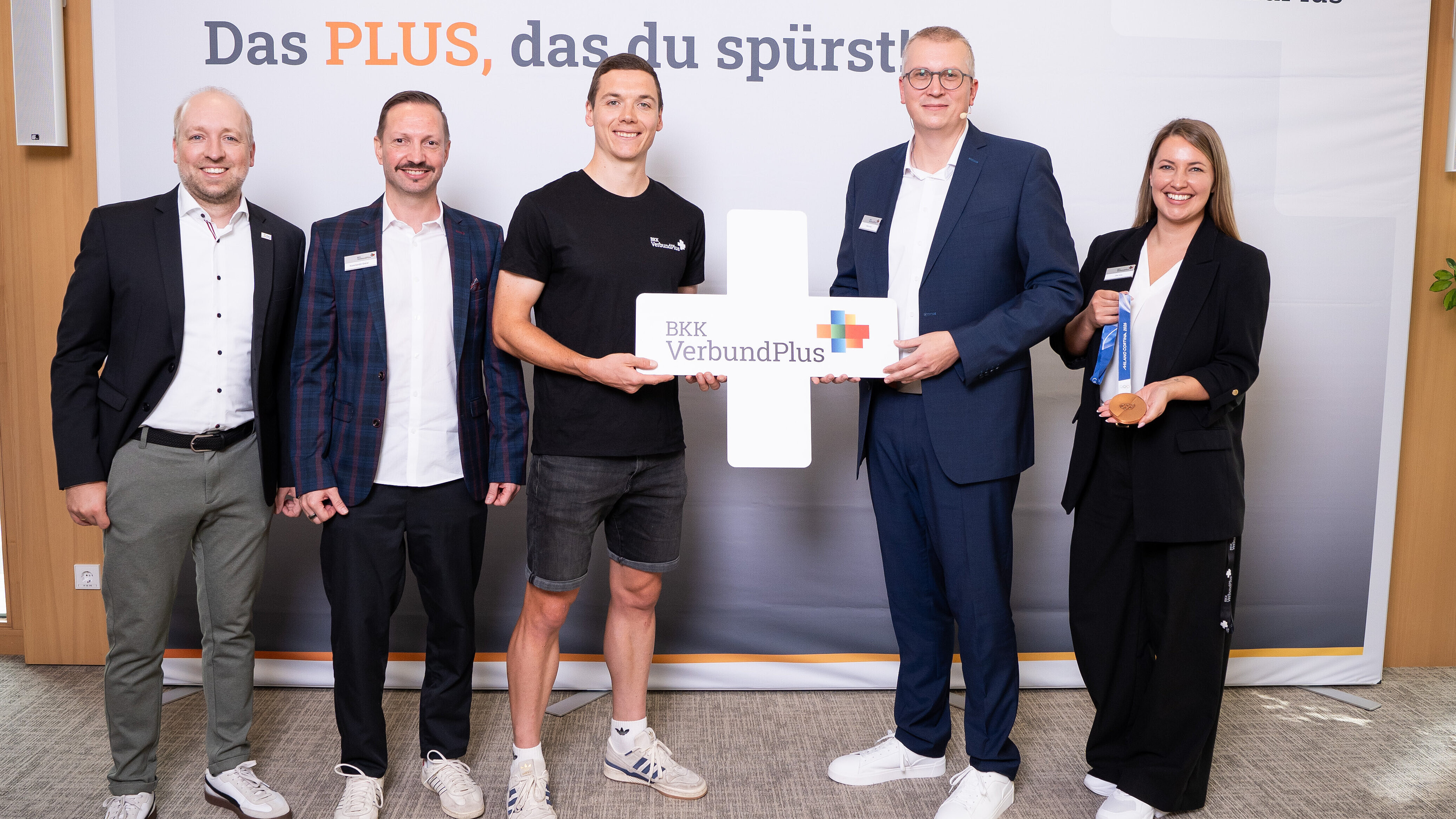 Biathlet Justus Strelow mit Mario Faust, Silke Salay, Konstantin Giese (BKK VerbundPlus) und Thiemo Potthast (TG Biberach).