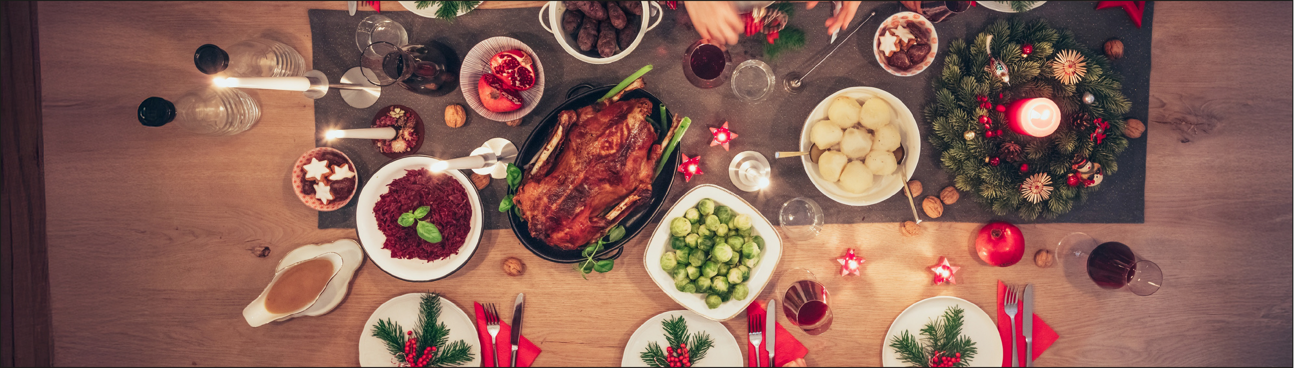 Gedeckter Tisch mit Weihnachtsessen.