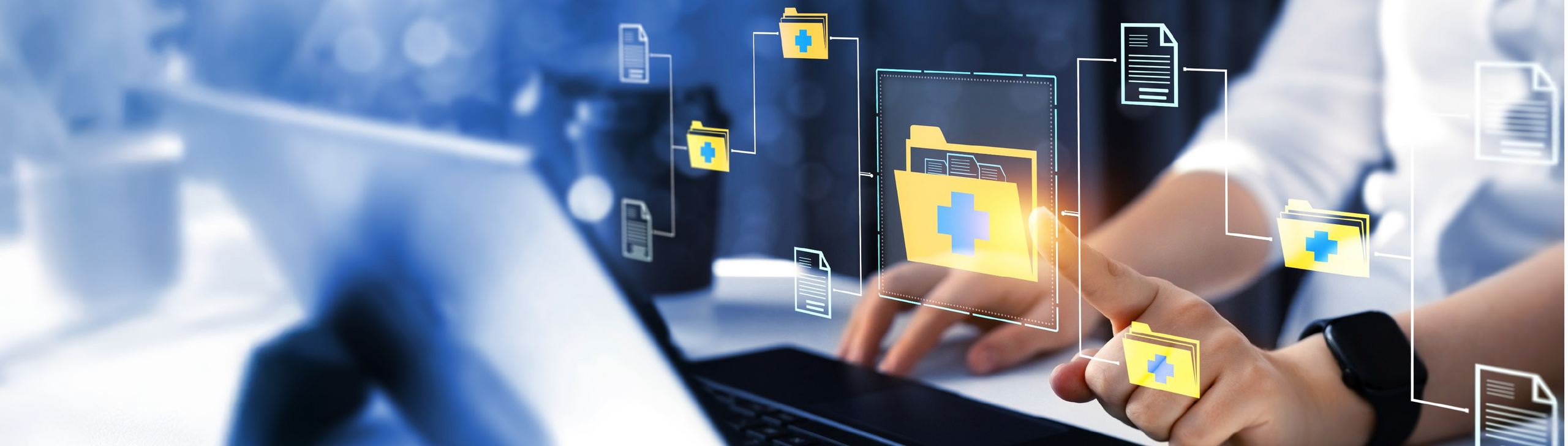 Im Hintergrund, verschwommen, sitzt ein Mann vor einem PC. Im Vordergrund sind Dateiordner dargestellt.