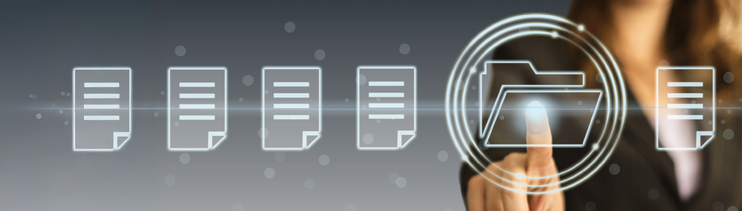 Im Hintergrund steht eine Frau, verschwommen, und zeigt mit dem Finger auf im Vordergrund digital eingefügte Ordner- und Dokumentensymbole.