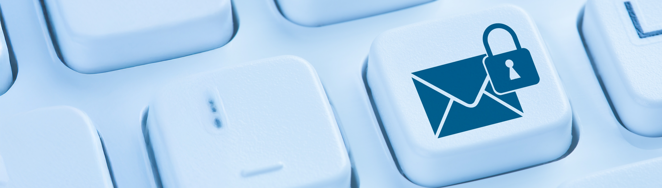 Ausschnitt einer Tastatur. Auf einer Taste ist ein Briefumschlag mit einem Schloss abgebildet.