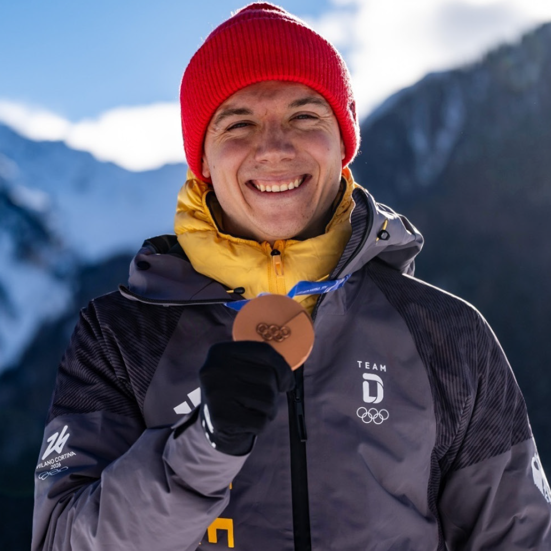Justus Strelow mit seiner Olympiamedaille. 