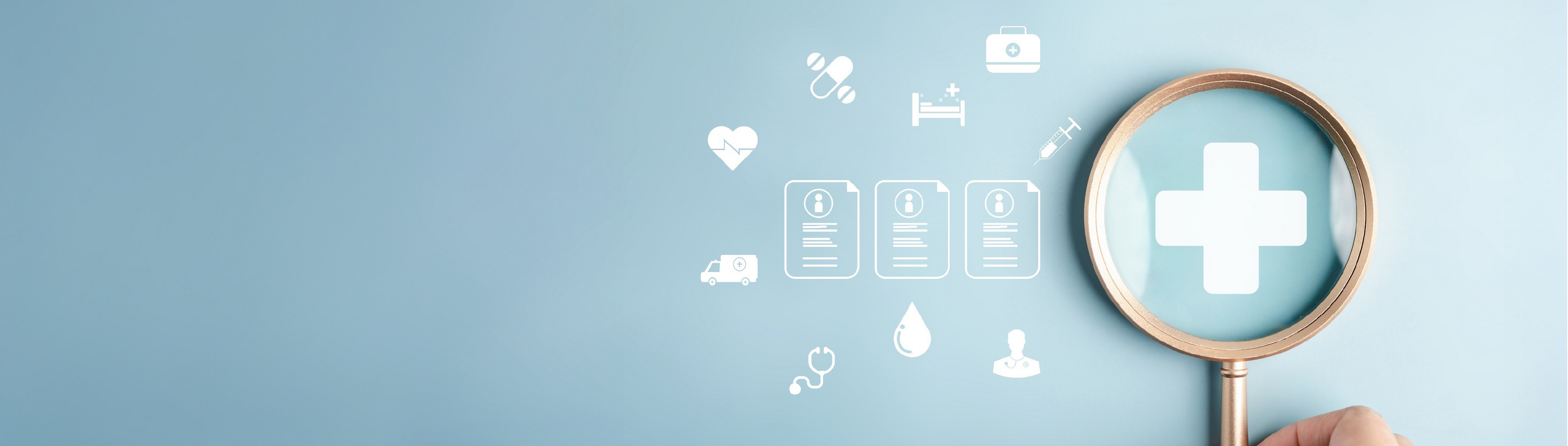 Weiße Krankenkassen- und Gesundheitssystemsymbole auf hellblauem Hintergrund. Durch eine Lupe ist ein Plus-Zeichen zu sehen.