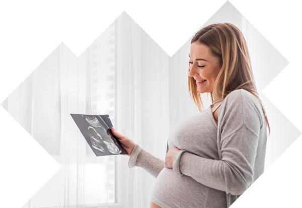 Eine glückliche Frau betrachtet ihren Schwangerschaftsultraschall