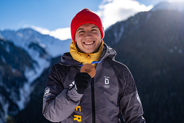 Justus Strelow mit seiner Olympiamedaille. 