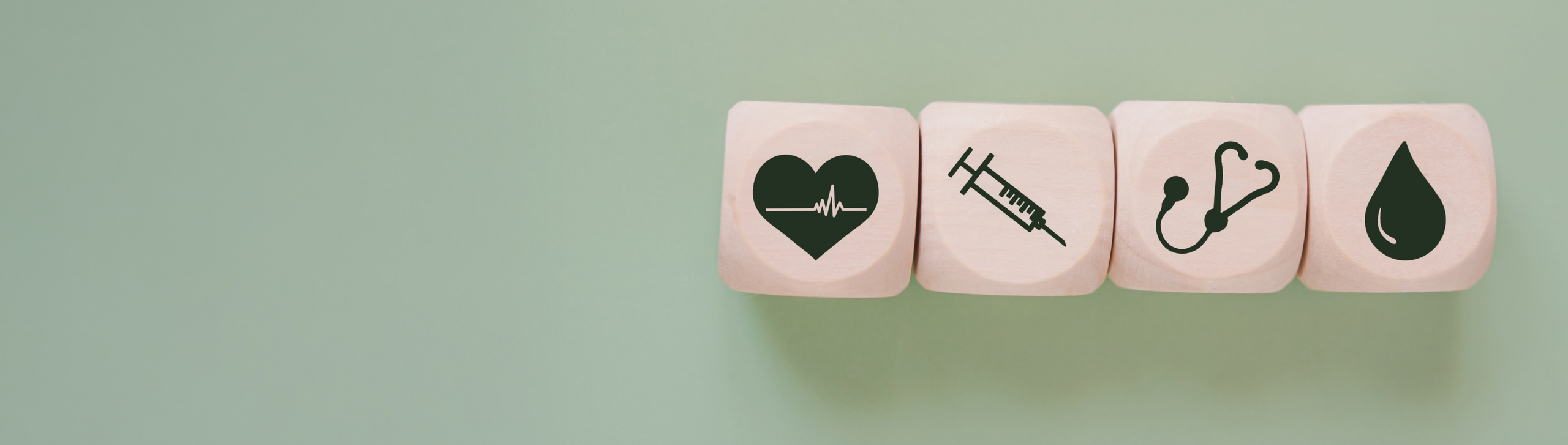 Medizinische Symbole auf Holzwürfeln.