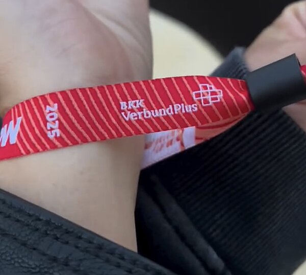 Sponsor BKK VerbundPlus auf dem FreeFlow Festival 2025-Bändchen.