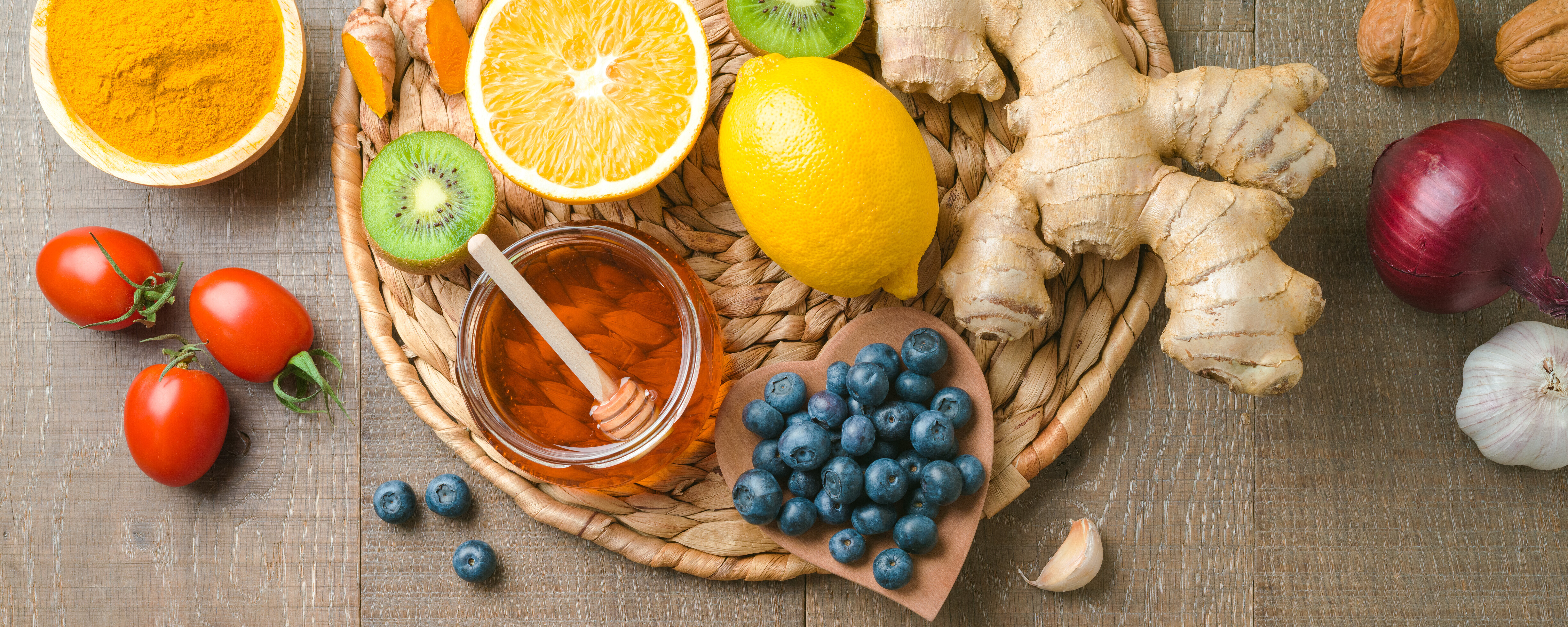 Verschiedenes Obst, Gemüse und Honig, das Vitamin C enthält.