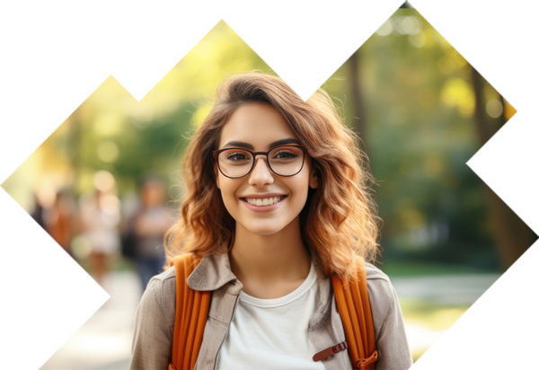 Eine Studentin, die mit einem Lächeln in die Linse blickt.