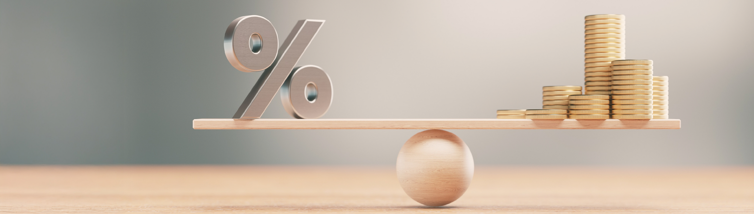 Waage mit einem Prozentsymbol auf der einen Seite und auf der anderen Geldmünzen, symbolisieren einen stabilen Beitragssatz.