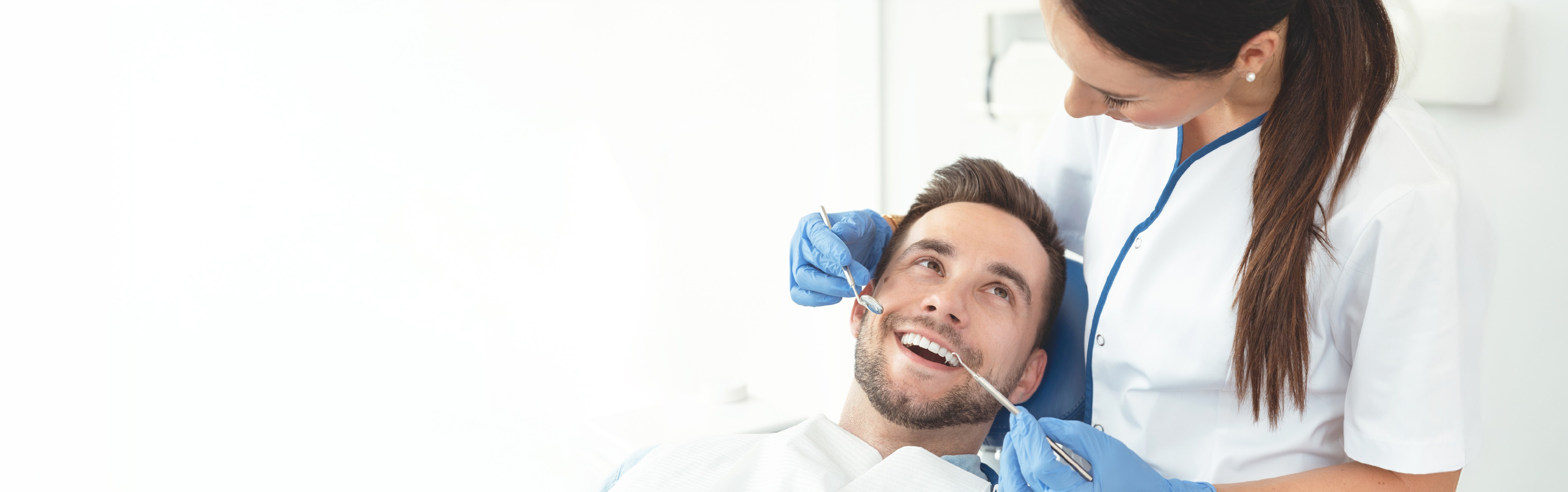 Patient ist bei der Vorsorgeuntersuchung beim Zahnarzt