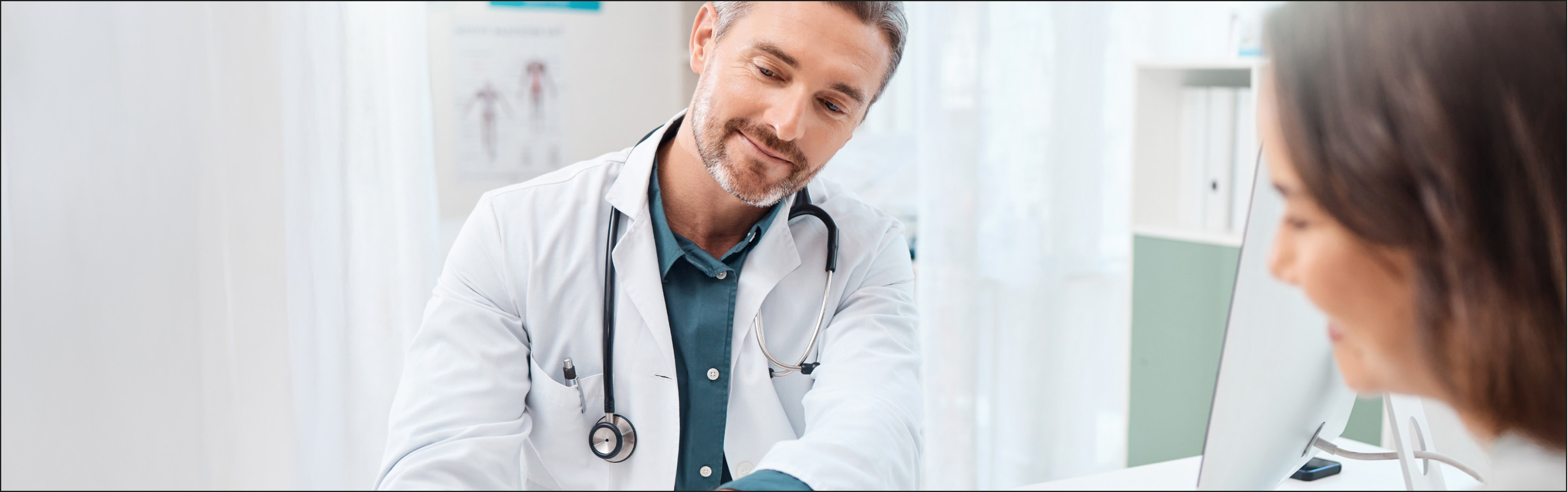 Zahnarzt bespricht mit Patientin die Kosten.