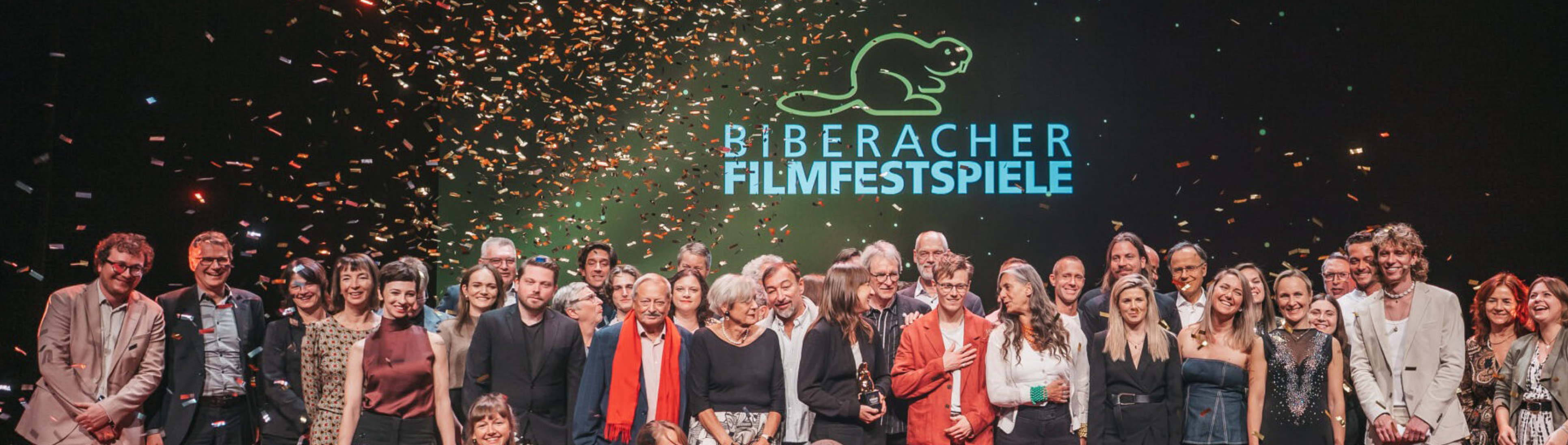 Gruppenbild der Mitwirkenden auf der Bühne der Filmfestspiele Biberach.